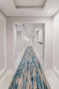 un corridoio in un corridoio con un grande tappeto sul pavimento di Zar ad Amanzimtoti