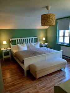 Annahütte的住宿－Glashüttchen mit 2 Schlafzimmern, Sauna und schönem Garten，卧室配有白色大床和绿色墙壁