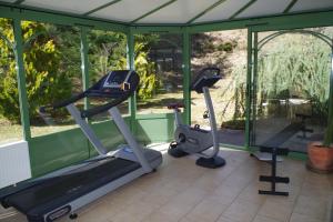 Posilňovňa alebo fitness centrum v ubytovaní LA LAUZERAIE
