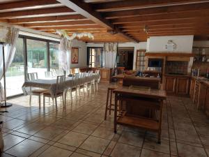 - une cuisine et une salle à manger avec une table et des chaises dans l'établissement LA LAUZERAIE, à La Bourboule