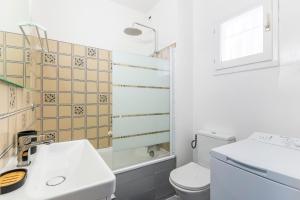 uma casa de banho branca com um lavatório e um WC em Le Philippine - Résidence Piscine - Garage privé - Tennis em Fréjus