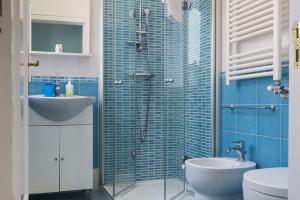 オートラントにあるAurora Sul Mareのバスルーム(シャワー、洗面台、トイレ付)