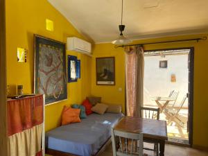 un salon avec un canapé et une table dans l'établissement Posada Niña Margarita, à Priego de Córdoba