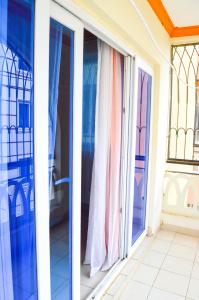 una porta scorrevole in vetro su una casa di Roma Stays Mwtapa Luxury Apartments 3 bedrooms & swimming pool a Mombasa