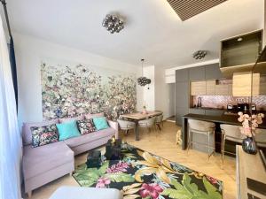 un soggiorno con divano viola e una cucina di Brand New Apartment #Hollán#3BEDR#2BATHR#FREEPARKING a Budapest