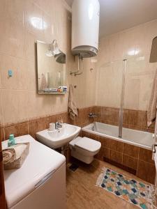een badkamer met een wastafel, een toilet en een bad bij Lemon Hill in Herceg-Novi
