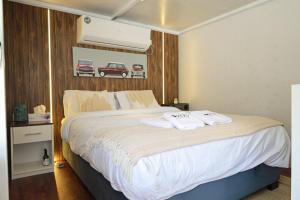 Łóżko lub łóżka w pokoju w obiekcie Al shalal caravan
