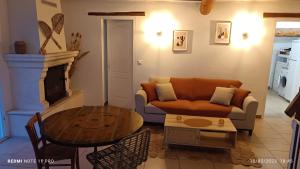 sala de estar con sofá y mesa en L' ecurie de Florent et Spa en Cheval-Blanc