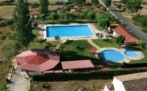 Luftaufnahme eines Hauses mit Swimmingpool in der Unterkunft Vía Caparra Superior in Oliva de Plasencia