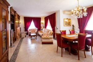 a living room with a table and a dining room at Club Villamar - La Gamba in Sant Feliu de Guixols