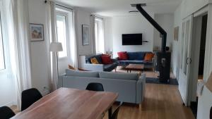 uma sala de estar com um sofá e uma mesa em Gîte le Marmare em Caussou