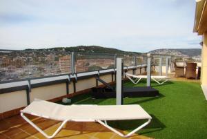un balcón con 2 sillas blancas en el techo en Club Villamar - Apartment Las Vegas, en Sant Antoni de Calonge