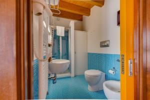 y baño con aseo y lavamanos. en Locanda Al Moro Hotel, en Sciacca