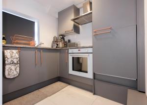 Кухня или кухненски бокс в NEC Birmingham B37 Luxury Studio Apartment