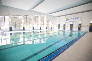 duży basen w dużym budynku w obiekcie Interferie Sport Hotel Bornit w Szklarskiej Porębie