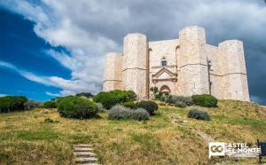 ein altes Schloss auf einem Hügel in der Unterkunft B&B Villa Adriana in Andria