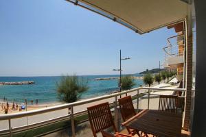 einen Balkon mit Tisch und Stühlen sowie Strand in der Unterkunft Club Villamar - Apartment Amatella in Sant Antoni de Calonge