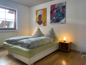 1 cama en una habitación con una lámpara en una mesa en Ferienwohnung Haffner, en Kandern