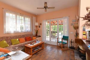 卡爾達斯－德馬拉韋利亞的住宿－Club Villamar - Meredith，客厅配有沙发和桌子