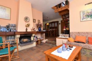 卡爾達斯－德馬拉韋利亞的住宿－Club Villamar - Meredith，客厅配有桌子和壁炉