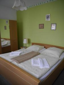 
Ein Bett oder Betten in einem Zimmer der Unterkunft Hotel zur Sonne
