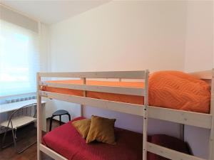 een slaapkamer met 2 stapelbedden en een oranje deken bij Lake Escape - Fuga sul lago in Baveno