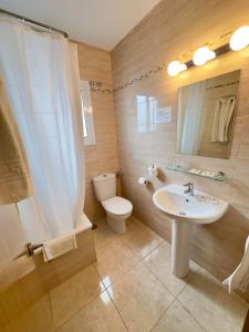 een badkamer met een wastafel, een toilet en een douche bij Hotel Cabello in Torremolinos