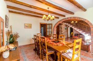 eine Küche und ein Esszimmer mit einem Holztisch und Stühlen in der Unterkunft Club Villamar - Can Metlla in Sils