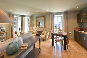 una sala de estar con un sofá y una mesa en Maison Madamicella, en Fozzano