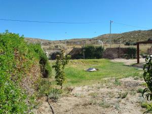 un patio con un campo de hierba y una valla en Lo de Facu en Puerto Pirámides