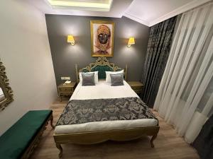 1 dormitorio con 1 cama extragrande en Ethnica Hotel Old City, en Estambul