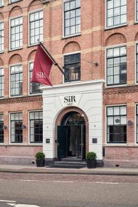 een groot bakstenen gebouw met een sterrenteken erop bij Sir Albert Hotel, part of Sircle Collection in Amsterdam