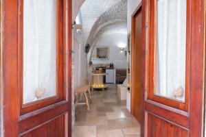 a hallway with an open door and a table at La Nicchia di Zio Valerio in Ceglie Messapica