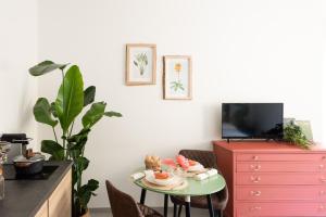 een woonkamer met een tafel en een dressoir bij BOTANIC GUESTHOUSE ESTE in Este