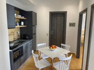 Kuchyň nebo kuchyňský kout v ubytování Vladimiros Apartments