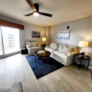 ein Wohnzimmer mit einem Sofa und einem Tisch in der Unterkunft Tradewinds 808 - NEW Rental- 1bd/2bath-Luxury Comfort in Orange Beach