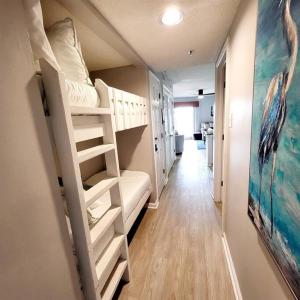 einen Flur mit Etagenbetten in einem Zimmer in der Unterkunft Tradewinds 808 - NEW Rental- 1bd/2bath-Luxury Comfort in Orange Beach