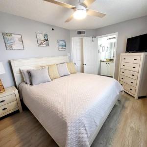 ein Schlafzimmer mit einem großen Bett und einem Deckenventilator in der Unterkunft Tradewinds 808 - NEW Rental- 1bd/2bath-Luxury Comfort in Orange Beach