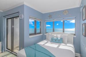 um quarto azul com uma cama e janelas em The Palace 2102 em Myrtle Beach