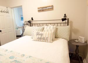 1 dormitorio con 1 cama con almohada de primera calidad en 510 A The Beach Break Bungalow, en Virginia Beach