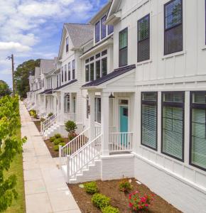 una fila di case bianche con balconi di 513 The First Colonial House a Virginia Beach