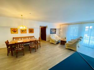 a living room with a dining room table and chairs at Haus Kastell - Ferienwohnung 113 in Ahlbeck