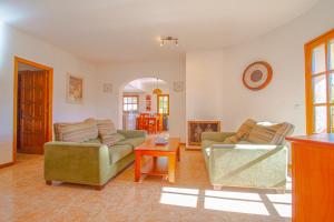 A seating area at Club Villamar - Stralitzia