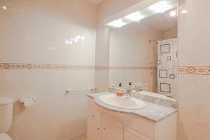 A bathroom at Club Villamar - Stralitzia