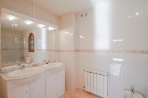 A bathroom at Club Villamar - Stralitzia