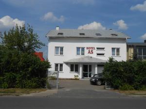 un edificio blanco con una reunión como señal en él en Hotel As, en Biała Podlaska