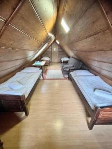 a room with two beds in a tent at Zajazd Cicha Woda in Maniowy