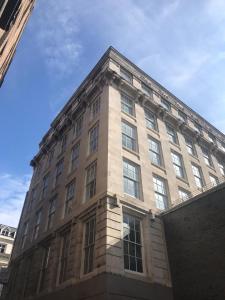 un grand bâtiment en briques avec des fenêtres sur son côté dans l'établissement School Lane Hotel in Liverpool ONE, à Liverpool