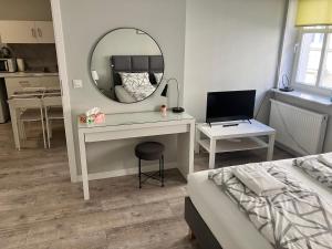 Een TV en/of entertainmentcenter bij Apartamenty na Wąskiej
