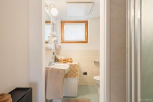 Ванная комната в Monolocali di Cà Selvetta Holiday Houses +9 фотографий